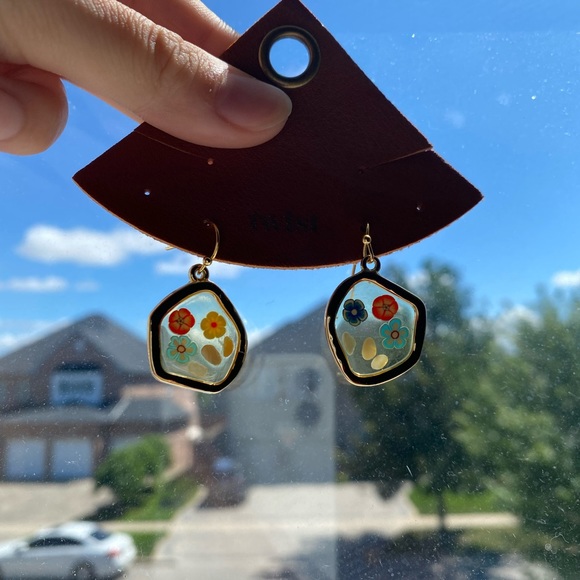 Floral resin earrings - Picture 2 of 2